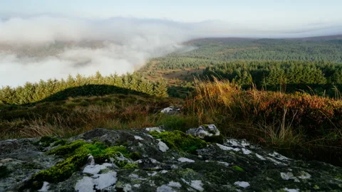 Inversion Clouds Flow Over the Wicklow Mountains, Ireland – Timelapse 8K Vidéo 283974289