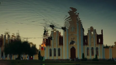 Inverted baroque palace reflection in a pond with swimming ducks. 库存影片 337690163