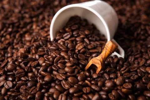 Inverted cup with coffee beans Foto stock