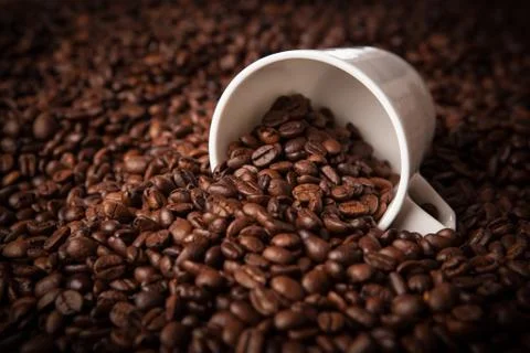 Inverted cup with coffee beans Foto stock