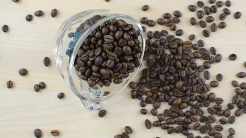 Inverted transparent cup with coffee beans Vídeo Stock 94675118