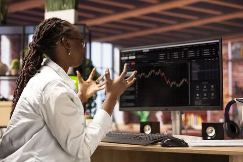 Investor overwhelmed while looking at drop in stock exchange shares on monitor Foto stock