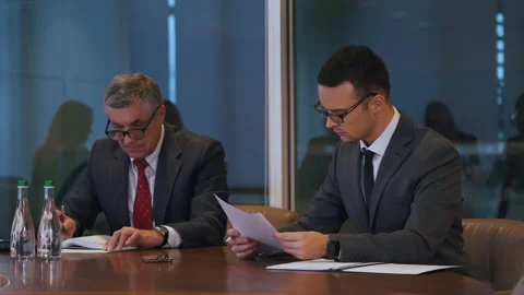 Investor sign documents in the office Stockbeeldmateriaal 150227987