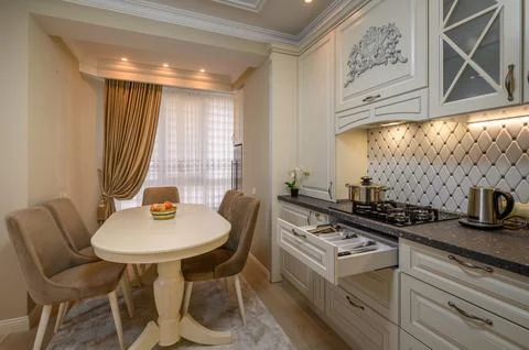 Inviting beige kitchen with a classic design Foto stock