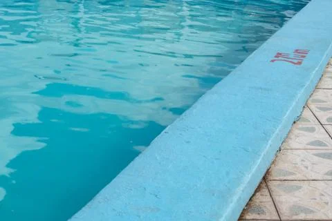 Inviting blue pool with 2.70m depth marking Foto stock