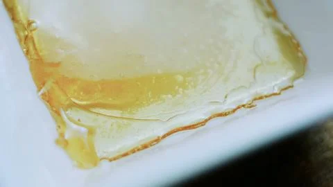 Inviting serving study of caramel pooling across the base of a dessert dish Foto stock