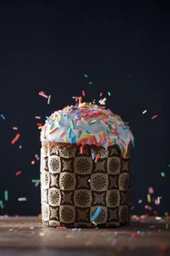 An inviting traditional Easter Kulich, a sweet leavened bread, takes center s Foto stock