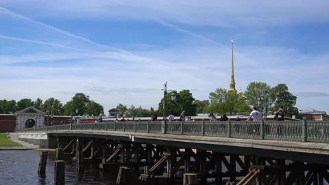 Ioannovsky bridge leading to the Peter and Paul Fortress. Stock Footage 155923104