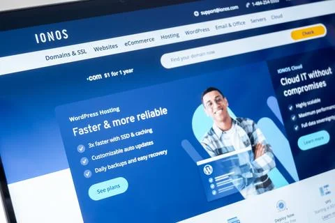 IONOS Website promoting WordPress Hosting on a laptop screen Fotos de archivo