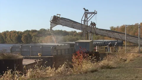 Iowa loading grain on to a barge Stock Footage 129058705