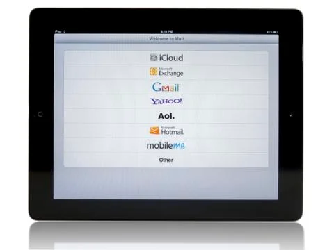 Ipad 3 with connection networks: gmail, aol, yahoo, icloud 스톡 사진