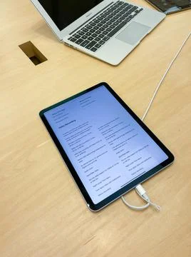 An Ipad Air at Computers at an Apple store. Stock-Fotos