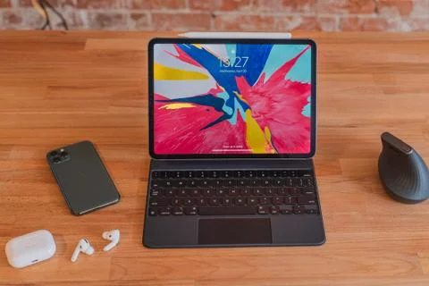 IPad home desk setup Foto stock