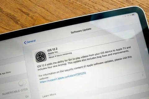 IPad iOS 12.2 Update Screen Stock Photos