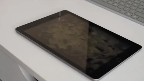 Ipad mobile device tablet screen disinfection to prevent coronavirus spread Video stock 126840145