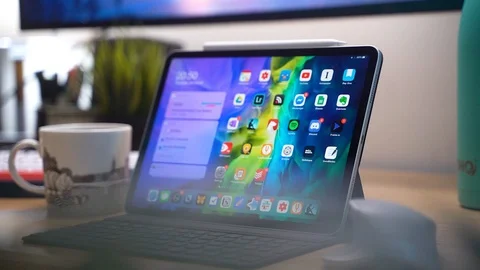 IPad Pro with keyboard and apple pencil on desk, slider view with mug Stock-Footage 129153374