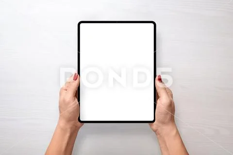 IPad Pro tablet mockup in hands PSD-Vorlage
