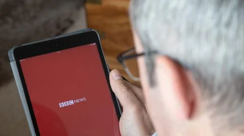 IPad tablet screen close up of BBC News Foto stock