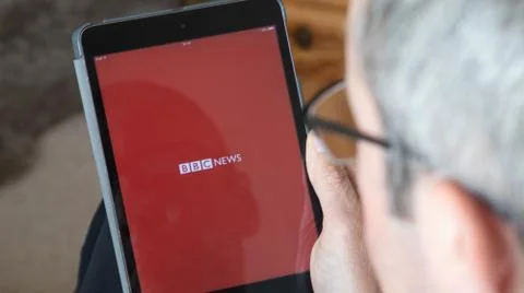 IPad tablet screen close up BBC News logo Foto stock