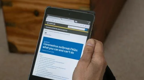 IPad tablet screen close up of Coronavirus information Foto stock