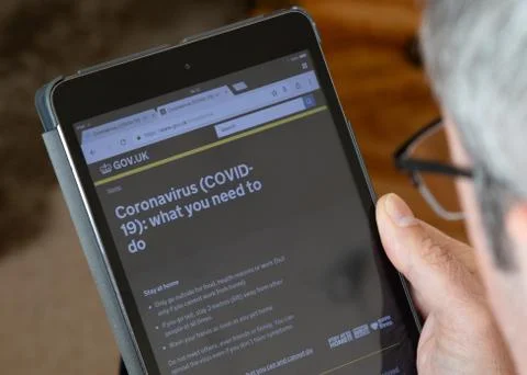 IPad tablet screen close up of Coronavirus information Foto stock