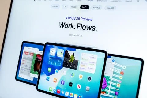 IPadOS 26 preview showing multitasking and workflow features on Apple iPad .. Fotos de archivo