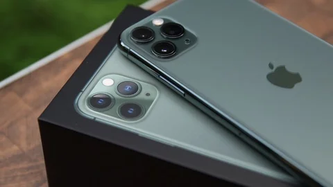 IPhone 11 Pro Max in midnight green color laying on its box. Vidéo 117137172