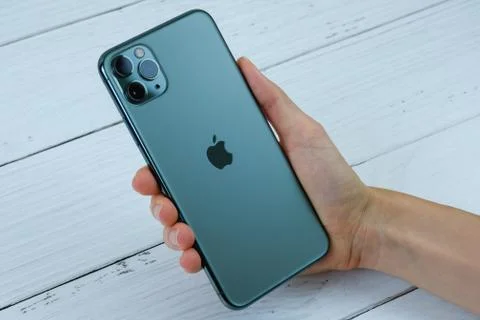 IPhone 11 Pro Max (midnight green) in a hand of a customer Stock Photos