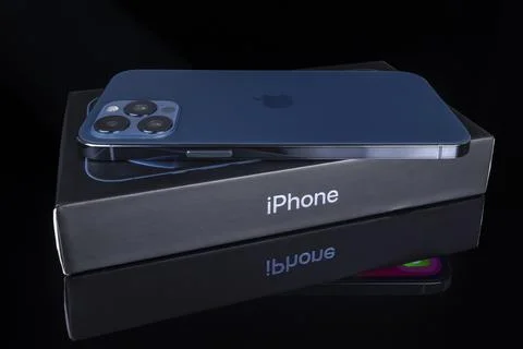IPhone 12 Pro Max blue color Stockfoto's