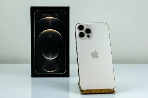 IPhone 12 Pro Max Gold next to its box Stock-Fotos
