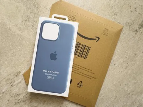 IPhone 15 Pro Max Case on Amazon Package Stockfoto's