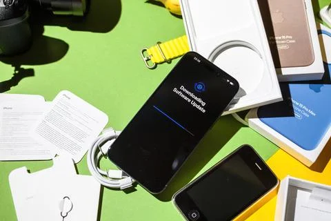IPhone 15 Pro Max Unboxing: Software Update Message Stock Photos