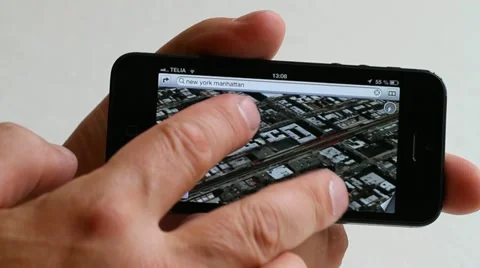 Iphone 5, using the Apple maps app Vidéo 12186454