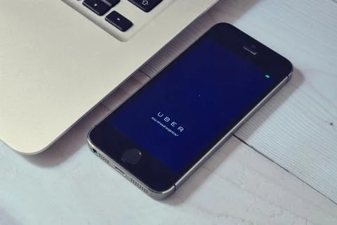 IPhone 5s on laptop with mobile application for Uber on the screen 스톡 사진