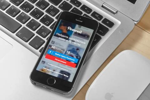 IPhone 5s with Pinterest app Stock Photos