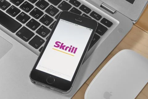 IPhone 5s with Skrill app - electronic payment system Stock Photos