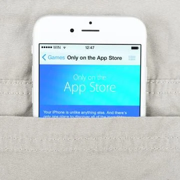 IPhone 6 displaying Apple store Foto stock