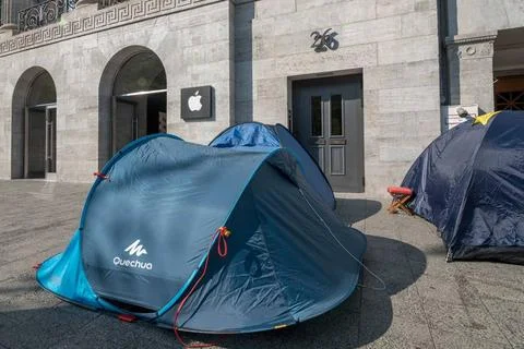  iPhone 7 Camping mit 3 Zelten vor der Apple Store auf dem Kurfuerstendamm... Photos