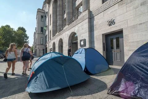  iPhone 7 Camping mit 3 Zelten vor der Apple Store auf dem Kurfuerstendamm... Photos