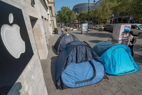  iPhone 7 Camping mit 3 Zelten vor der Apple Store auf dem Kurfuerstendamm... Photos