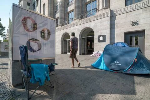  iPhone 7 Camping mit 3 Zelten vor der Apple Store auf dem Kurfuerstendamm... Photos