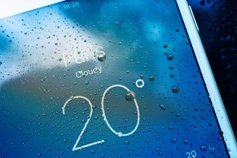 IPhone 7 Plus waterproof Paris weather forecast city map app Foto stock