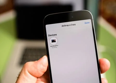 IPhone AirDrop Transfer with MacBook Pro Foto stock