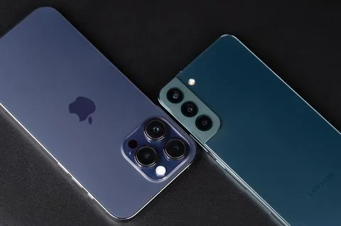 Iphone and samsung side to side comparison Stock Photos