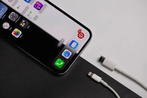 IPhone that has as a background a black and white picture that shows that on the Foto stock