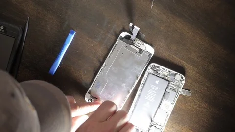 Iphone repairing crack screen 4 库存影片 83192992