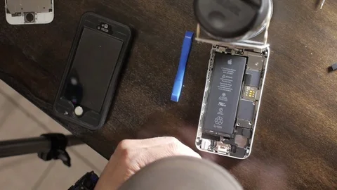 Iphone repairing crack screen 库存影片 83191473