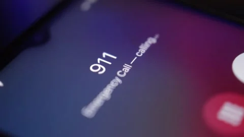 Iphone screen with 911 emergency number call for safety. 库存影片 234195583