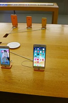  iPhone smartphone in Apple Store  库存照片