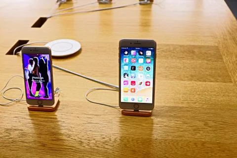  iPhone smartphone in Apple Store  스톡 사진